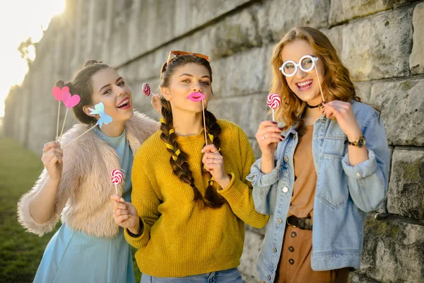 Hippi Kızlar Renkli Giyimli Güneş Gözlüklü Kol Saatli Komik Dudaklı — Stok fotoğraf