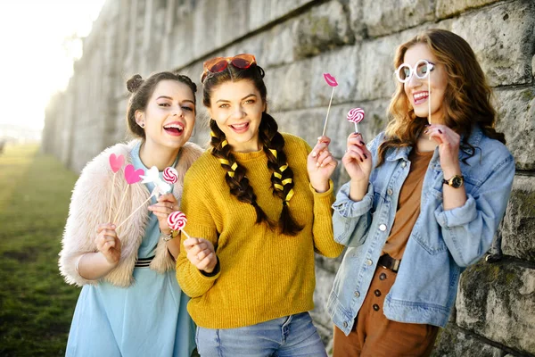 Hippi Kızlar Renkli Giyimli Güneş Gözlüklü Kol Saatli Komik Dudaklı — Stok fotoğraf