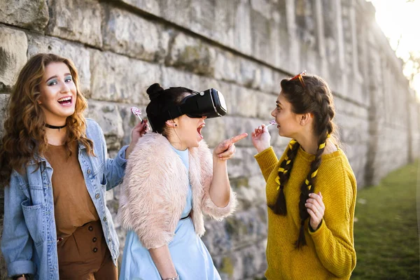 Grup Mädchen Spaß Zusammen Mit Neuer Technologie Haben Lächeln Frau — Stockfoto