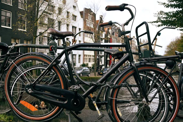 Φωτογραφία Ενός Ποδηλάτου Στο Άμστερνταμ Ολλανδία Μεταφορές Μεγάλες Πόλεις Ποδηλάτες — Φωτογραφία Αρχείου