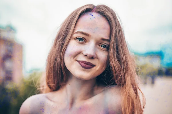 Holi Renk Festivali Holi Renk Festivalindeki Mutlu Genç Kızın Portresi — Stok fotoğraf
