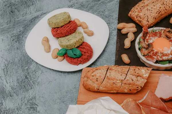 Fleischplatte Und Camembert Mit Baguette Salat Mit Schinken Oliven Perfekte — Stockfoto