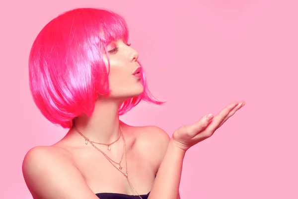 Menina Com Cabelo Rosa Cabelo Castanho Modelo Envia Beijo Lugar — Fotografia de Stock