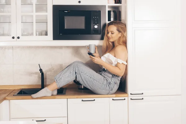 Essenslieferung Mobile Shops Online Shopping Eine Frau Hause Der Küche — Stockfoto