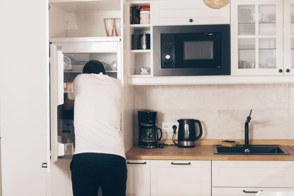 Homem Fica Cozinha Olha Para Geladeira Não Sabe Que Comer — Fotografia de Stock