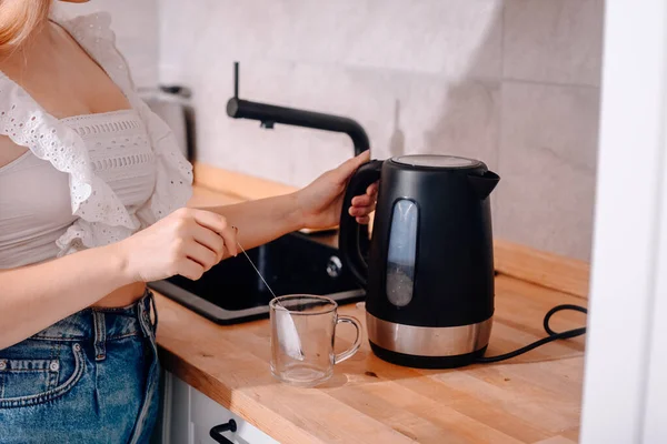 Black Kettle Kitchen Table Woman Hand Holds Teapot Makes Tea — Stock Photo, Image