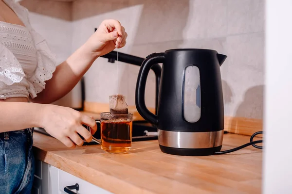 Black Kettle Kitchen Table Woman Hand Holds Teapot Makes Tea — Stock Photo, Image