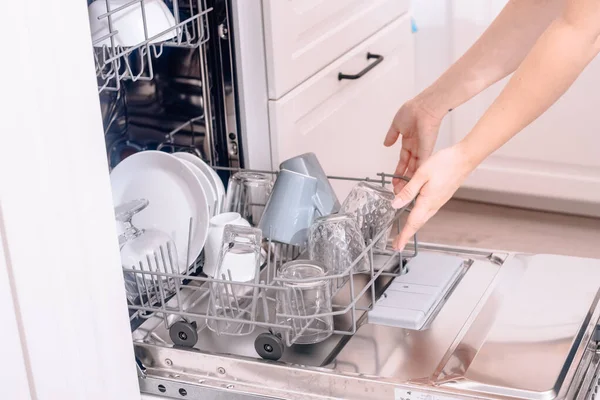 Встроенная Посудомоечная Машина Мытье Посуды Женщина Загружает Мытую Посуду Чашки — стоковое фото