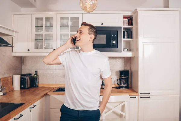 Homem Está Cozinha Falar Telefone Ele Liga Para Telemóvel Para — Fotografia de Stock