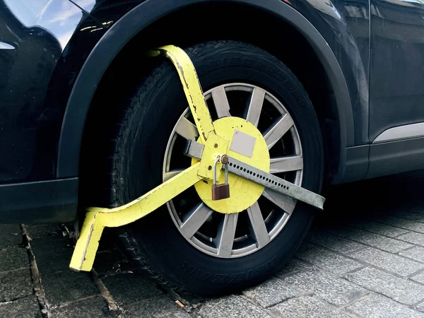 Car Wheel Blocked Wheel Lock Because Illegal Parking Violation Wheel — Stock Photo, Image