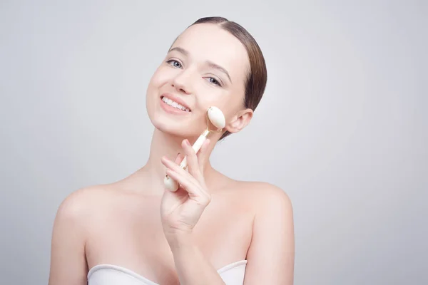 Cuidado Cara Belleza Mujer Haciendo Masaje Facial Con Rodillos Faciales — Foto de Stock