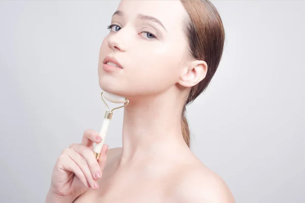 Cuidado Com Rosto Beleza Mulher Fazendo Massagem Facial Com Rolos — Fotografia de Stock