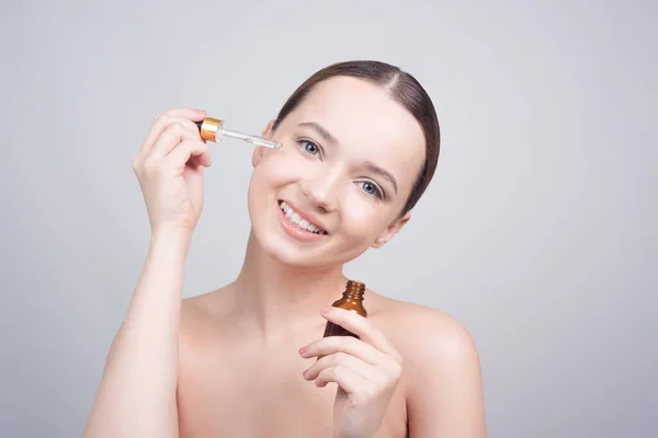 Close Pretty Brunette Lady Applying Cosmetic Oil Her Face Pipette — Stock Photo, Image