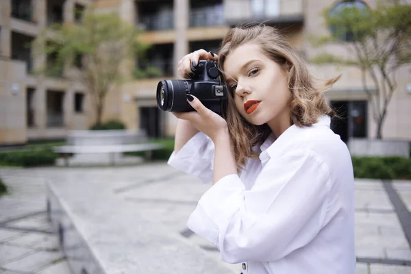 Een Mooi Meisje Kijkt Zoeker Camera Maakt Foto Blonde Leert — Stockfoto