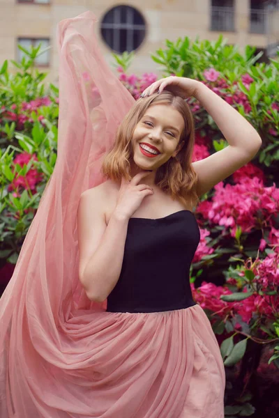 Una Ragazza Con Lungo Vestito Rosa Siede Giardino Sull Erba — Foto Stock