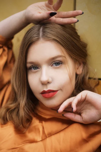 Portret Dziewczyny Krótkimi Włosami Czerwonymi Ustami Piękny Model Niebieskimi Oczami — Zdjęcie stockowe