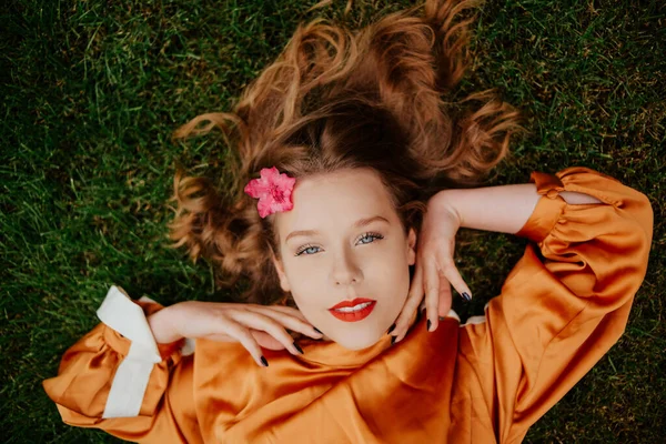 Ein Mädchen Mit Gesundem Schönem Haar Liegt Gras Und Blickt — Stockfoto