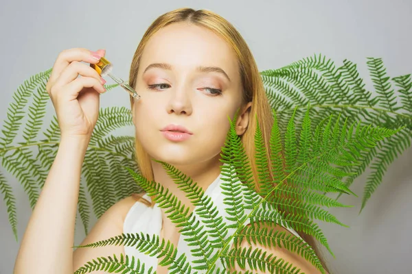 Ragazza Sullo Sfondo Foglie Tropicali Cosmetici Naturali Medicine Modello Contiene — Foto Stock