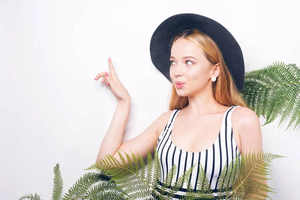 Menina Folhas Tropicais Maiô Grande Chapéu Preto Sorri Espaço Para — Fotografia de Stock