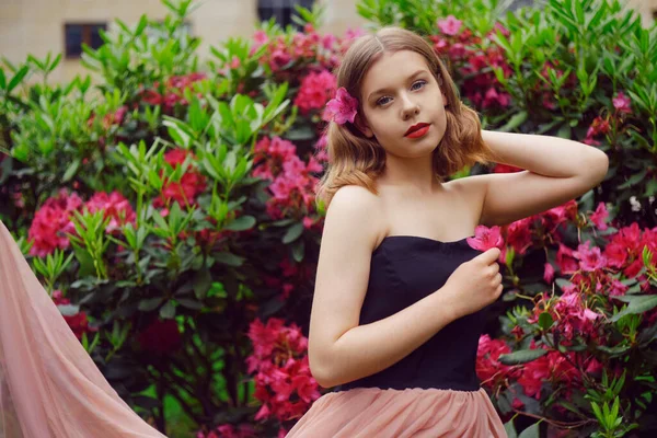Ein Mädchen Einem Langen Rosafarbenen Kleid Sitzt Garten Auf Dem — Stockfoto