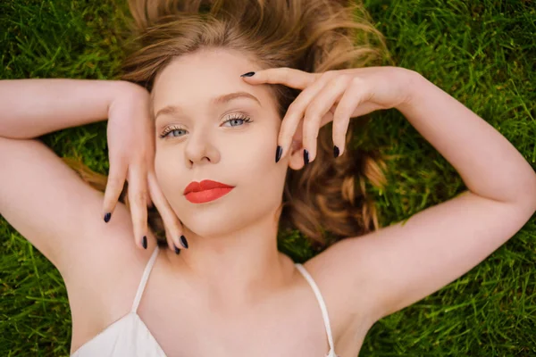 Genç Bir Kız Güzel Beyaz Bir Elbiseyle Çimlere Uzanıyor Dinleniyor — Stok fotoğraf