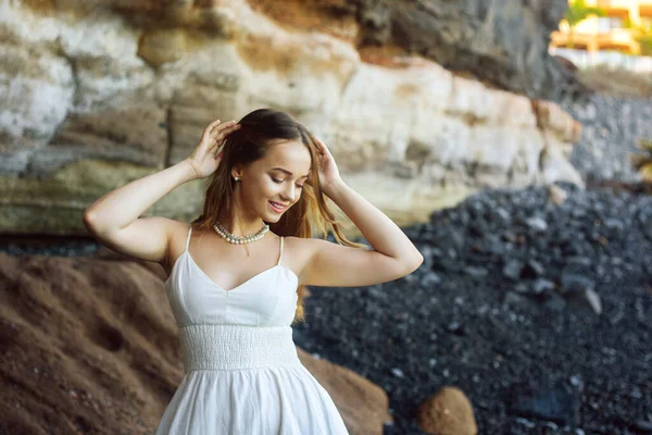 Splendida Ragazza Lungo Vestito Bianco Sull Oceano Spiaggia Modello Ereditato — Foto Stock