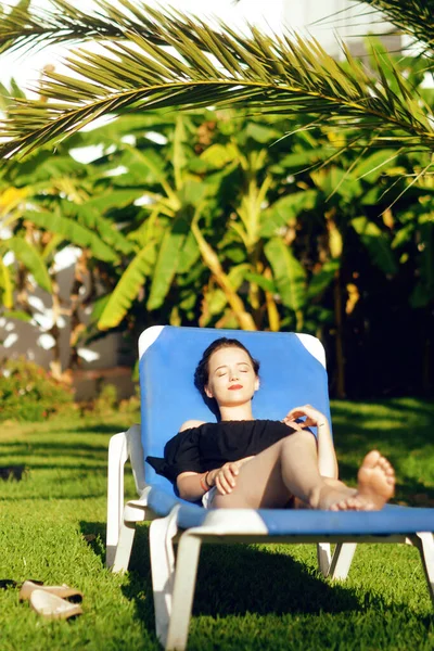 Summer Holidays Sun Shine Young Girls Sunbathing Background Palm Tree — Stock Photo, Image