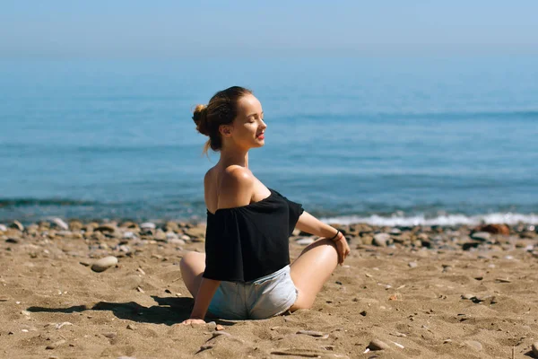 Beautiful Girl Engaged Yoga Beach Background Sea Health Sports Woman — Stock Photo, Image