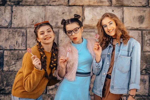 Belles Petites Amies Adolescentes Robes Lunettes Tendance Promènent Été Journée — Photo