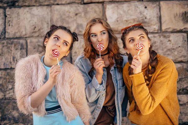 Schöne Teenager Freundinnen Trendigen Kleidern Und Brillen Spazieren Sommer Sonniger — Stockfoto