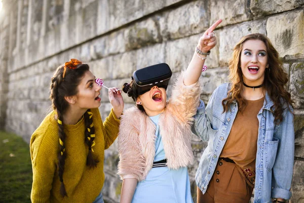 Grup Του Κοριτσιού Που Διασκεδάζουν Μαζί Νέα Τεχνολογία Χαμόγελο Τον — Φωτογραφία Αρχείου
