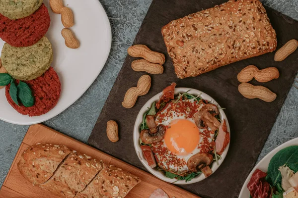 Fleischplatte Und Camembert Mit Baguette Salat Mit Schinken Oliven Perfekte — Stockfoto