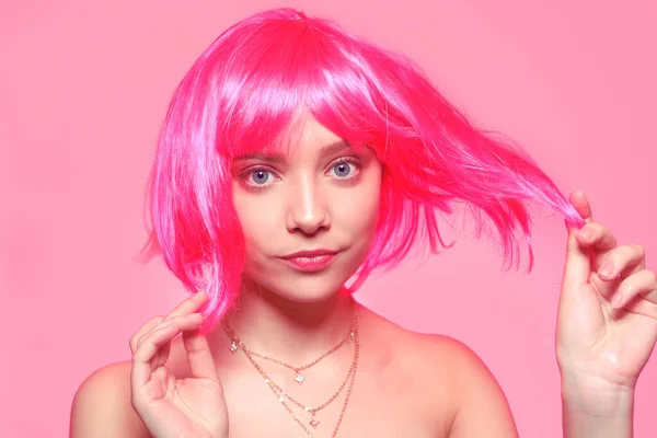 Ragazza Con Una Parrucca Rosa Sfondo Rosa Felice Sorride Sorride — Foto Stock