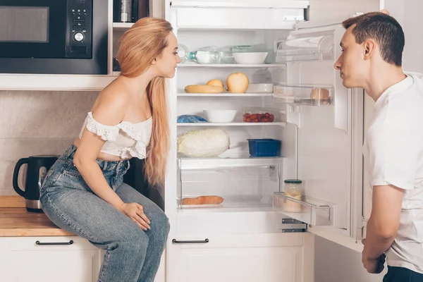 Tipo Chica Cocina Una Pareja Cariñosa Casa Pareja Come Alimentos — Foto de Stock