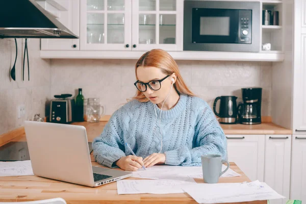 Een Vrouw Werkt Thuis Met Een Laptop Een Mooie Blondine — Stockfoto