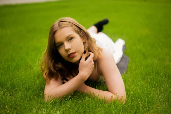 Teenager Girl Lies Grass Beautiful White Dress Rests Enjoys Nature — Stock Photo, Image
