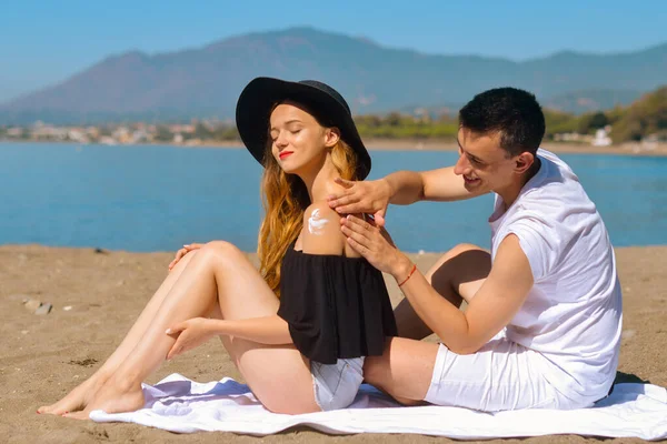 Sonnenpflegepärchen Sommerurlaub Strand Haben Eine Gute Hautpflege Mit Hohem Sonnenschutzfaktor — Stockfoto