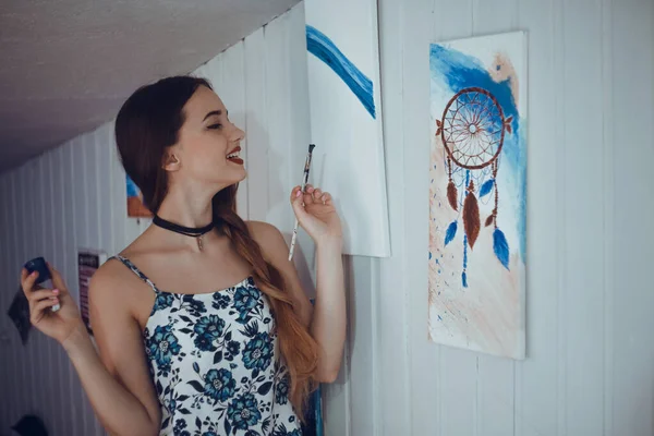 Menina Bonito Pintar Quadro Estúdio Casa Mulher Modelo Beleza Pintando — Fotografia de Stock