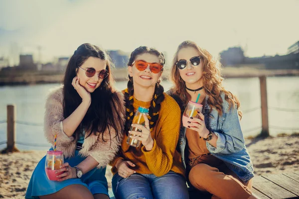 3人の女の子は ビーチでは ゴシップ 女性の日に笑顔の近くに座っている 暑い日に女の子はアイスクリームを食べる 夏の日にサングラスをかけた美容モデル ヘアスタイルの女の子 — ストック写真