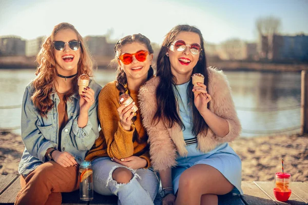 Három Lány Parton Közel Folyóhoz Beszélgetnek Pletykálnak Viccelődnek Nevetnek Mosolyognak — Stock Fotó