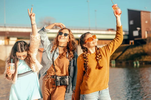 Trois Filles Près Rivière Contre Ciel Amusent Filles Mode Dans — Photo