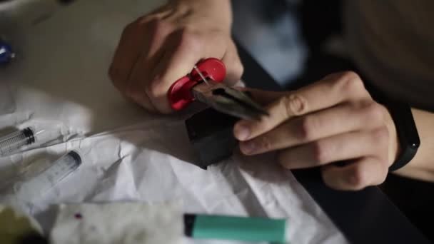 Mannelijke Handen Vullen Printer Cartridge Man Maakt Gaatjes Patroon Giet — Stockvideo