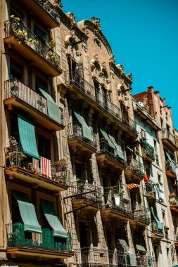İspanya, Barselona, 14.07.2021. İspanya sokaklarında güzel balkonlar, küçük sıradan evler, güzel bir fotoğraf kartı..