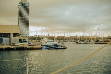 İspanya, Barselona, 14 / 07 / 2021. Denizden ya da okyanustan kıyıya güzel bir manzara. Yattan şehrin manzarası..
