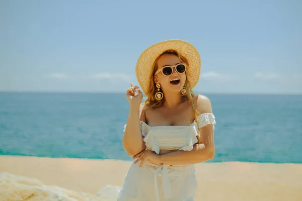 Vacker Flicka Bakgrunden Stranden Havet Och Havet Blondin Vit Outfit — Stockfoto