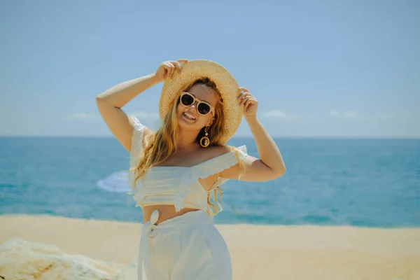 Красива Дівчина Тлі Пляжу Моря Океану Блондинка Білому Вбранні Відпустці — стокове фото