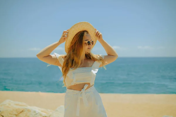 Mooi Meisje Achtergrond Van Het Strand Zee Oceaan Een Blondine — Stockfoto