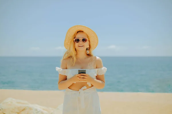 Krásná Dívka Pozadí Pláže Moře Oceán Blondýna Bílém Oblečení Dovolené — Stock fotografie