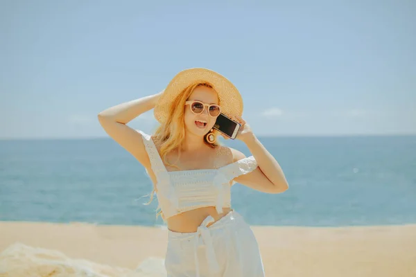 Beautiful Girl Background Beach Sea Ocean Calling Blonde White Outfit — Stock Photo, Image