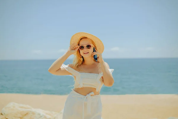 Beautiful Girl Background Beach Sea Ocean Calling Blonde White Outfit — Stock Photo, Image